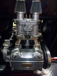 OP de foto Het zijaanzicht van de boxermotor met de dubbele idf 36 weber carburateurs